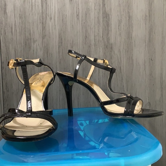Micheal Kors. 8.5 sandal - Picture 3 of 3